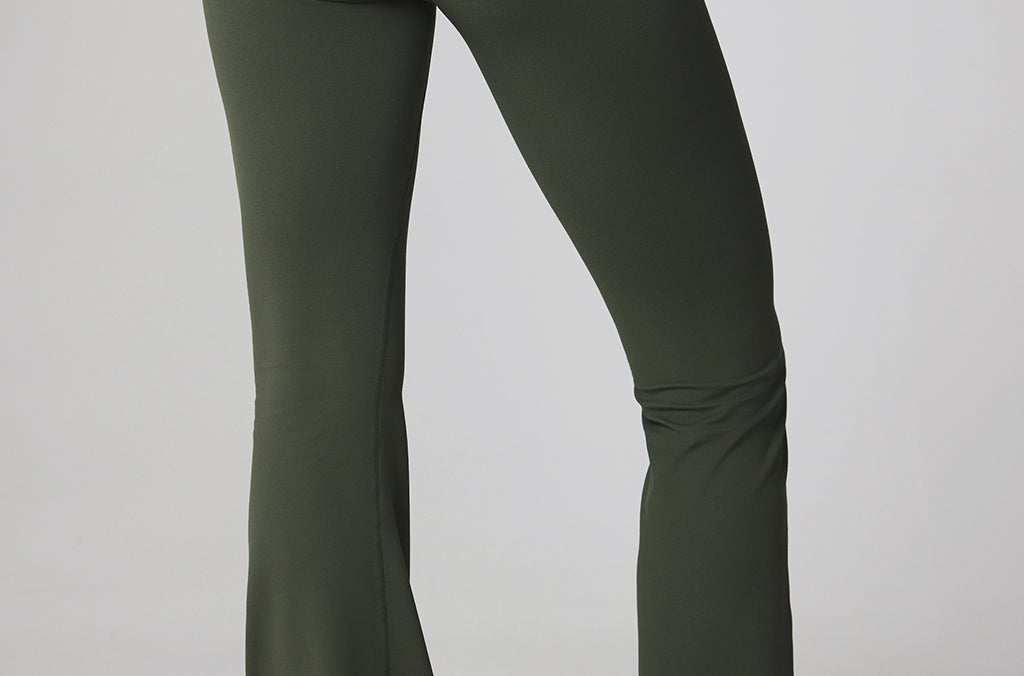 Women's Hugcurve No Front Seam Flare Leggings 31'' Aspen Olive
