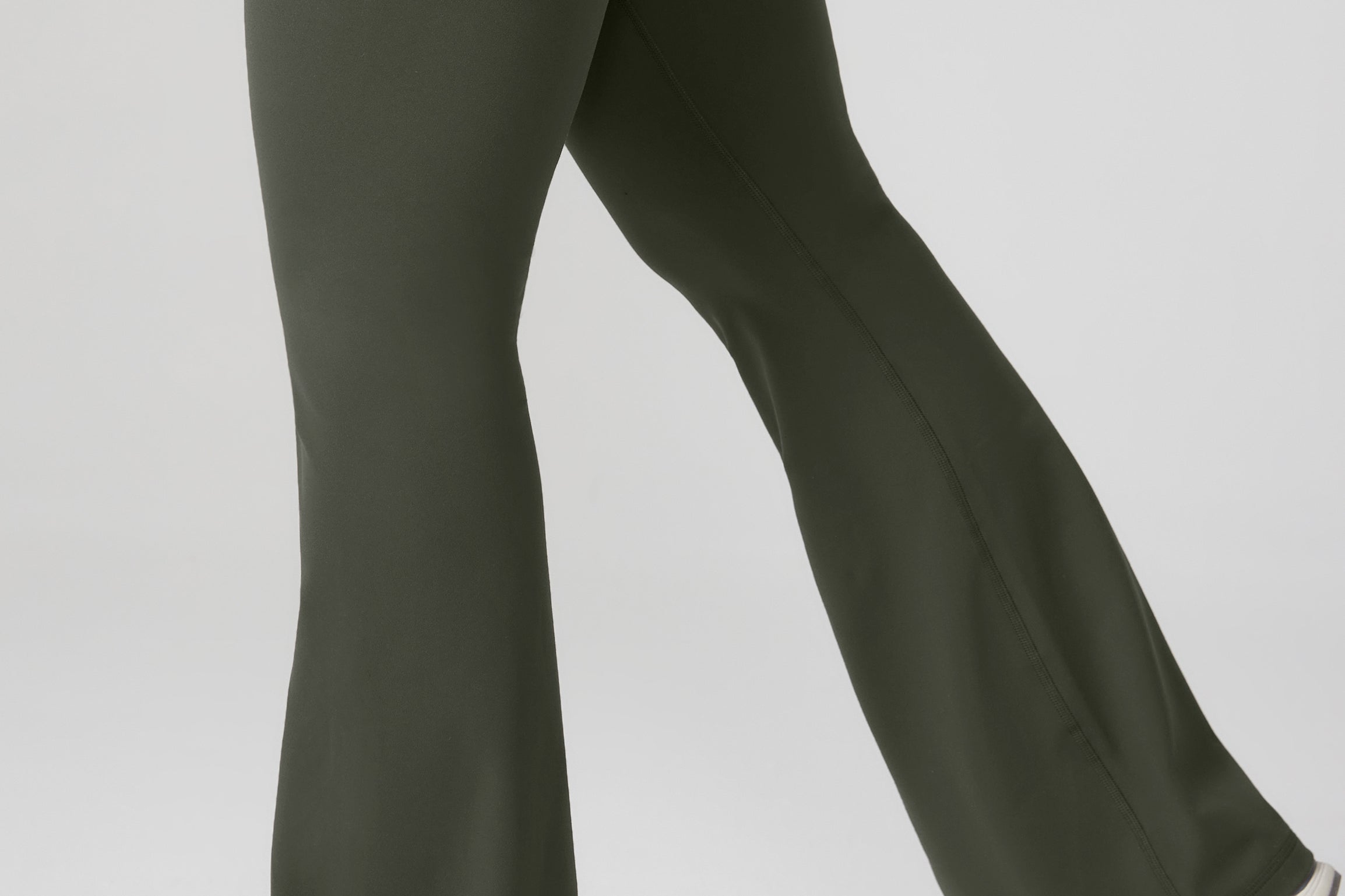 Women's Hugcurve No Front Seam Flare Leggings 31'' Aspen Olive